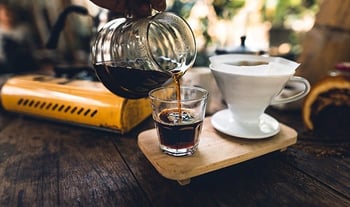 Poring Café Pelé café em xícara de vidro café em lata de vidro